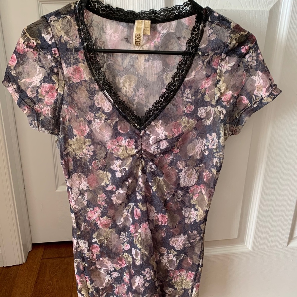 Buckle BKE shear floral top